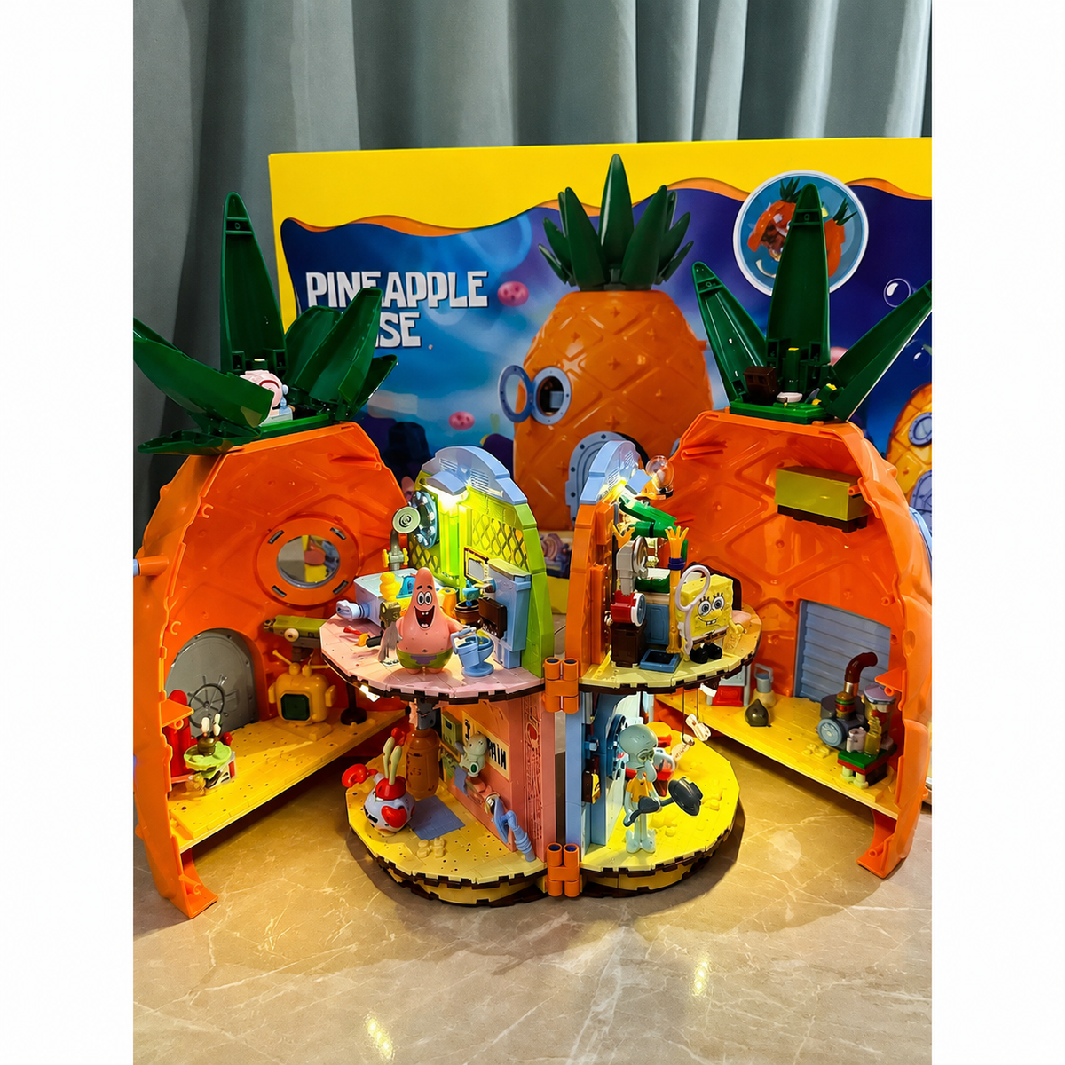 Ensemble de construction La maison ananas de Bob l'éponge avec lumières, design coulissant et figurines