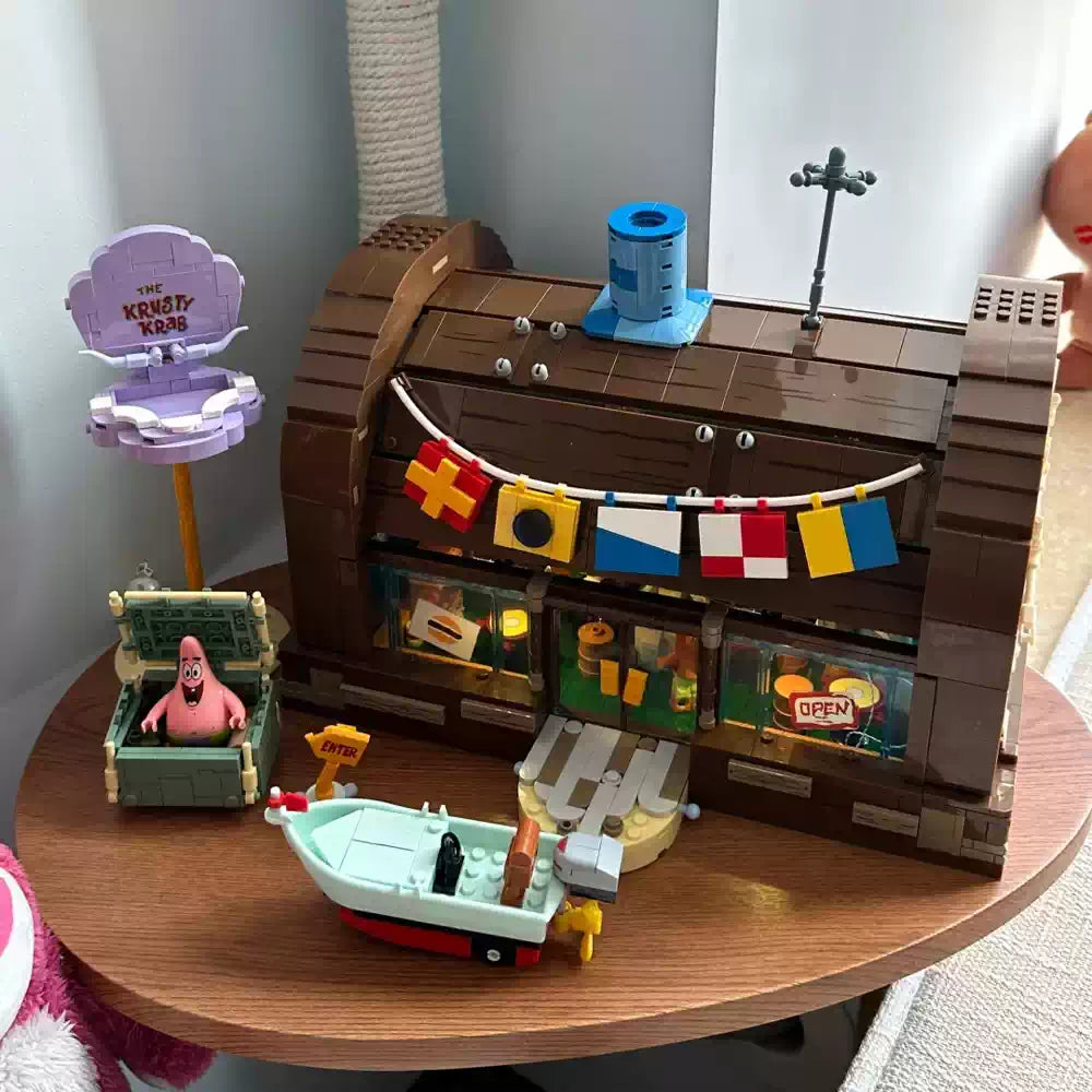 SpongeBob Krusty Krab Building Set with Lights, Pull-Out Structure and 6 Character Figures