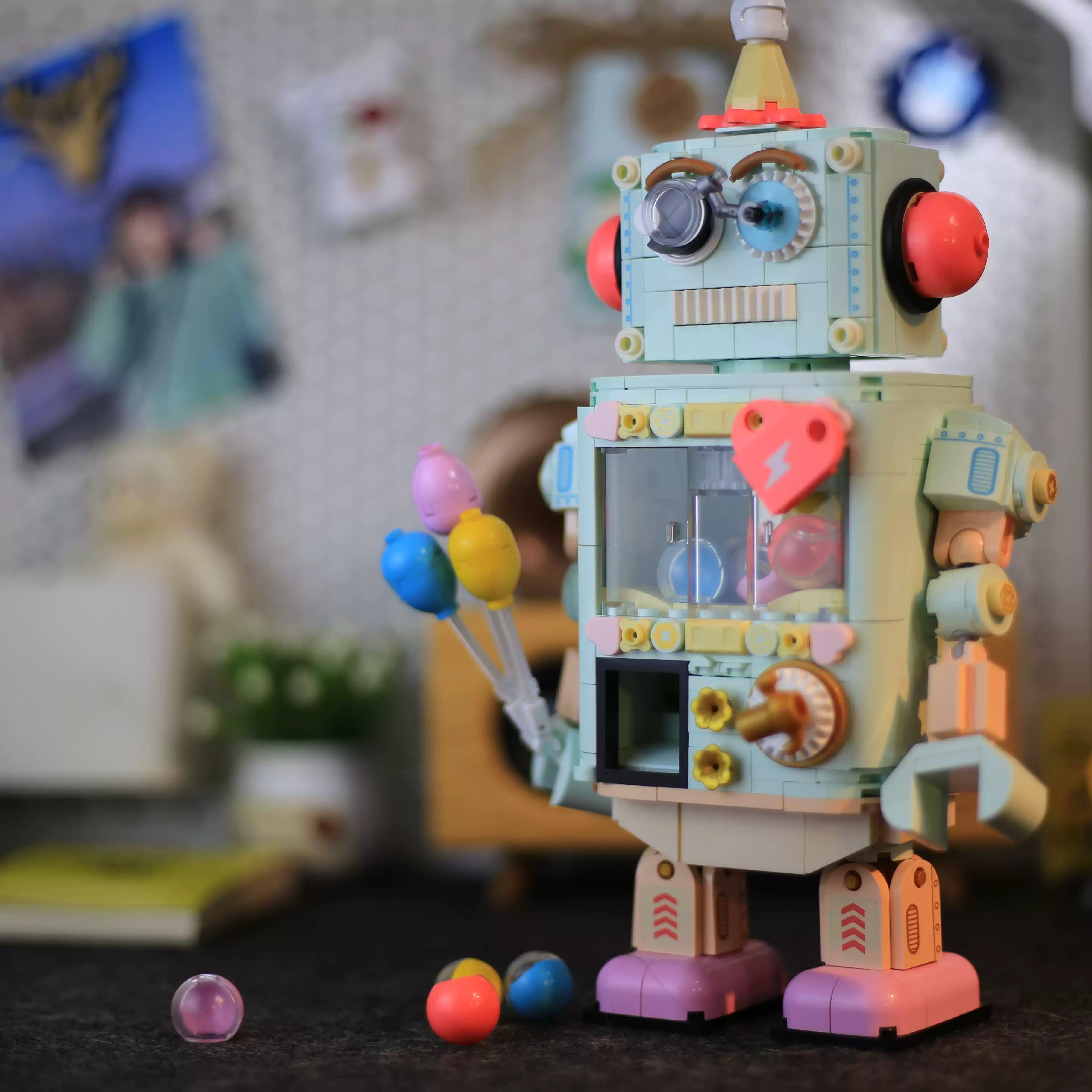 Building Block Gashapon Robot – A Thoughtful Gift